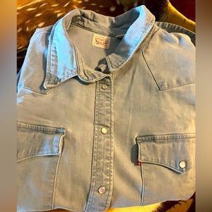 Levi’s COWGIRL denim Pearl snap long sleeve shirt. Size 3X.